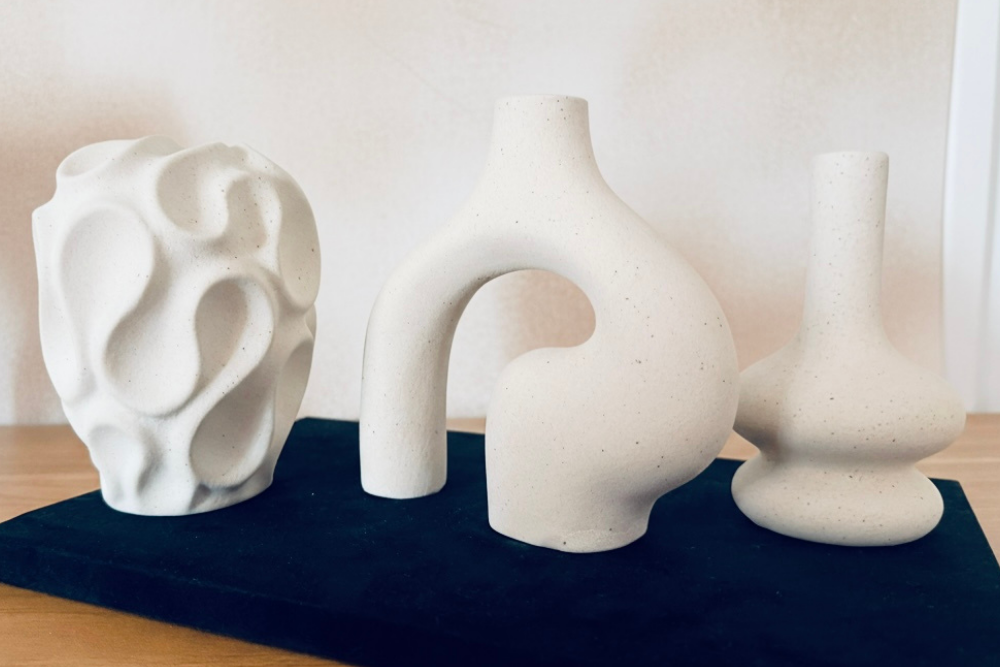 Pack de tres jarrones decorativos de cerámica con diseño escultorico para decoración del hogar.
