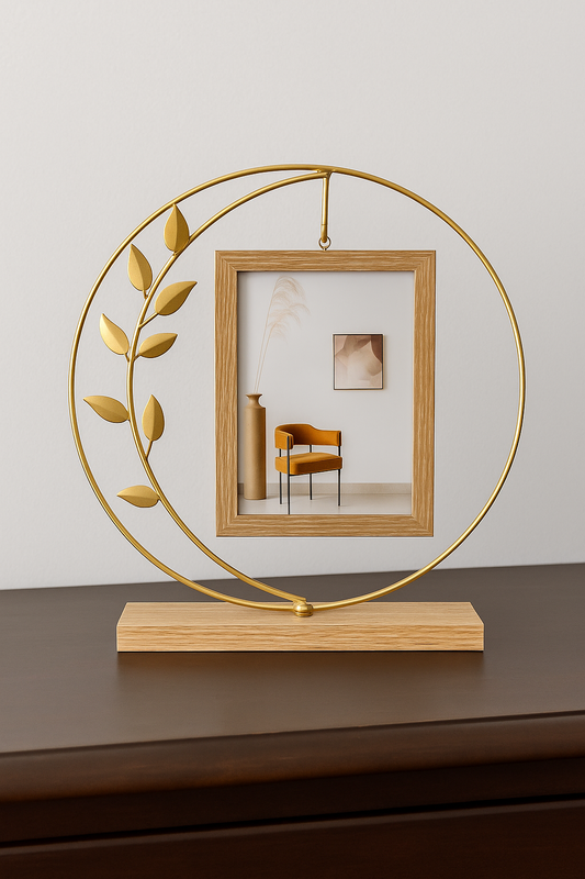 Portafotos con base de madera y aro metálico dorado